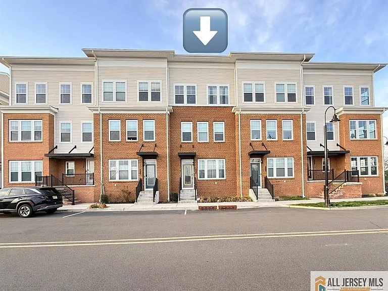 338 South Dr — Photo 2