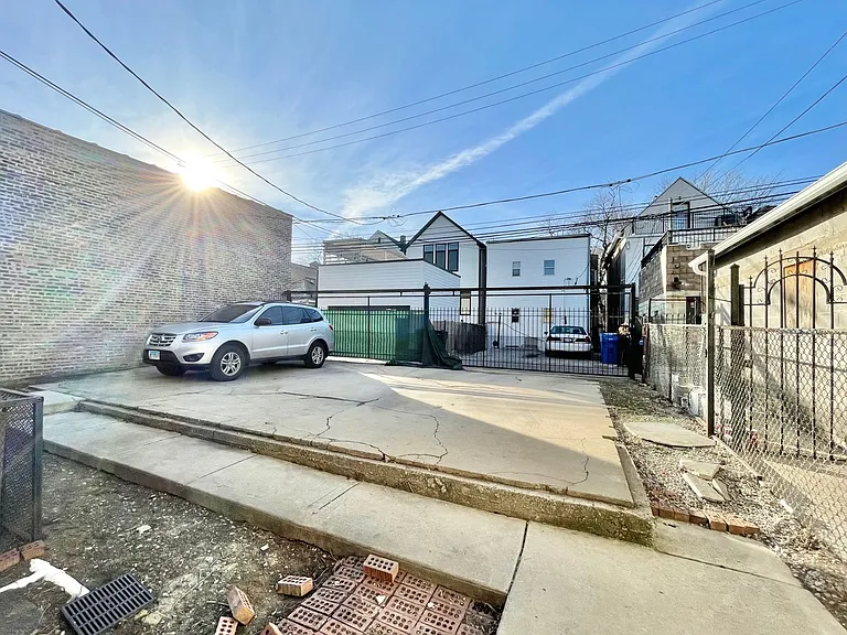 1644 N California Ave — Photo 30