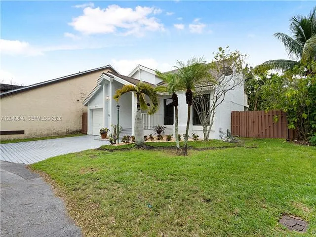9587 SW 148th Pl — Photo 2