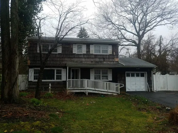 32 Rockaway Dr, Sound Beach, NY 11789