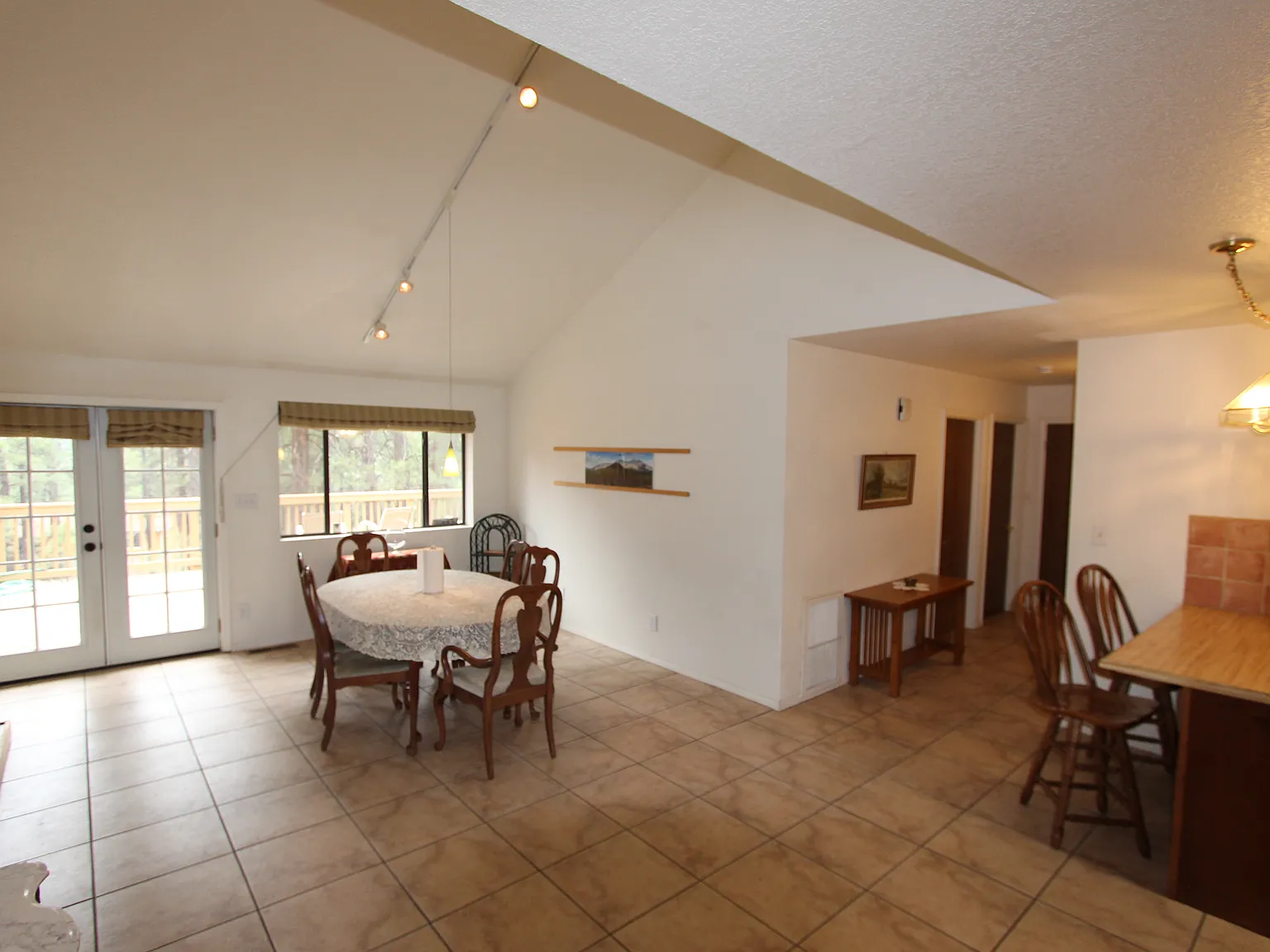 4 bed, 2100 sqft, $3,000 — Photo 3