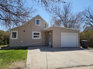 206 4th Ave NE, Crosby, ND 58730