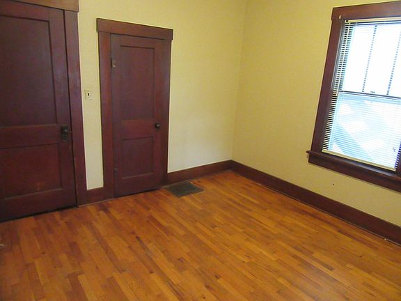 bedroom 119 sq ft plus walk-in closet second bedroom same