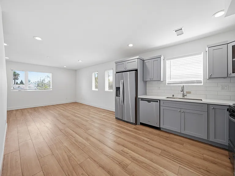 1235 1/2 W 39th Pl — Photo 27