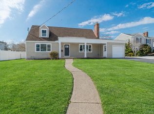 7 Amherst Place, Massapequa, NY 11758