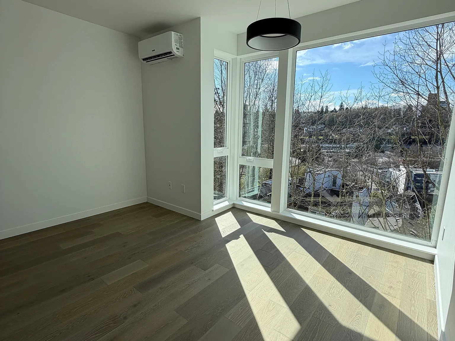3 bed, 1361 sqft, $3,900 — Photo 4