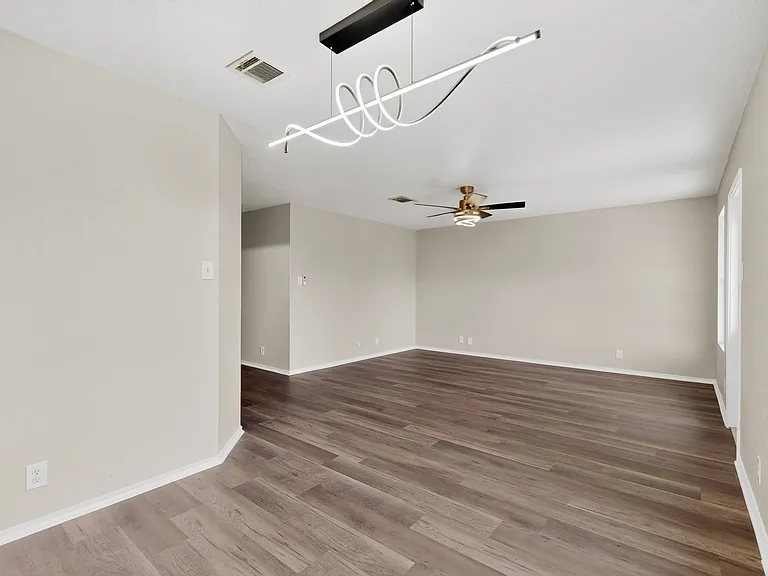 819 Six Iron — Photo 4