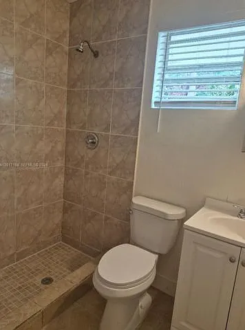 5 bed, 2.0 bath, 1426 sqft, $4,700 — Photo 3