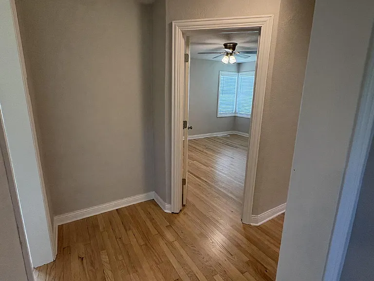 2211 E Walnut St — Photo 17