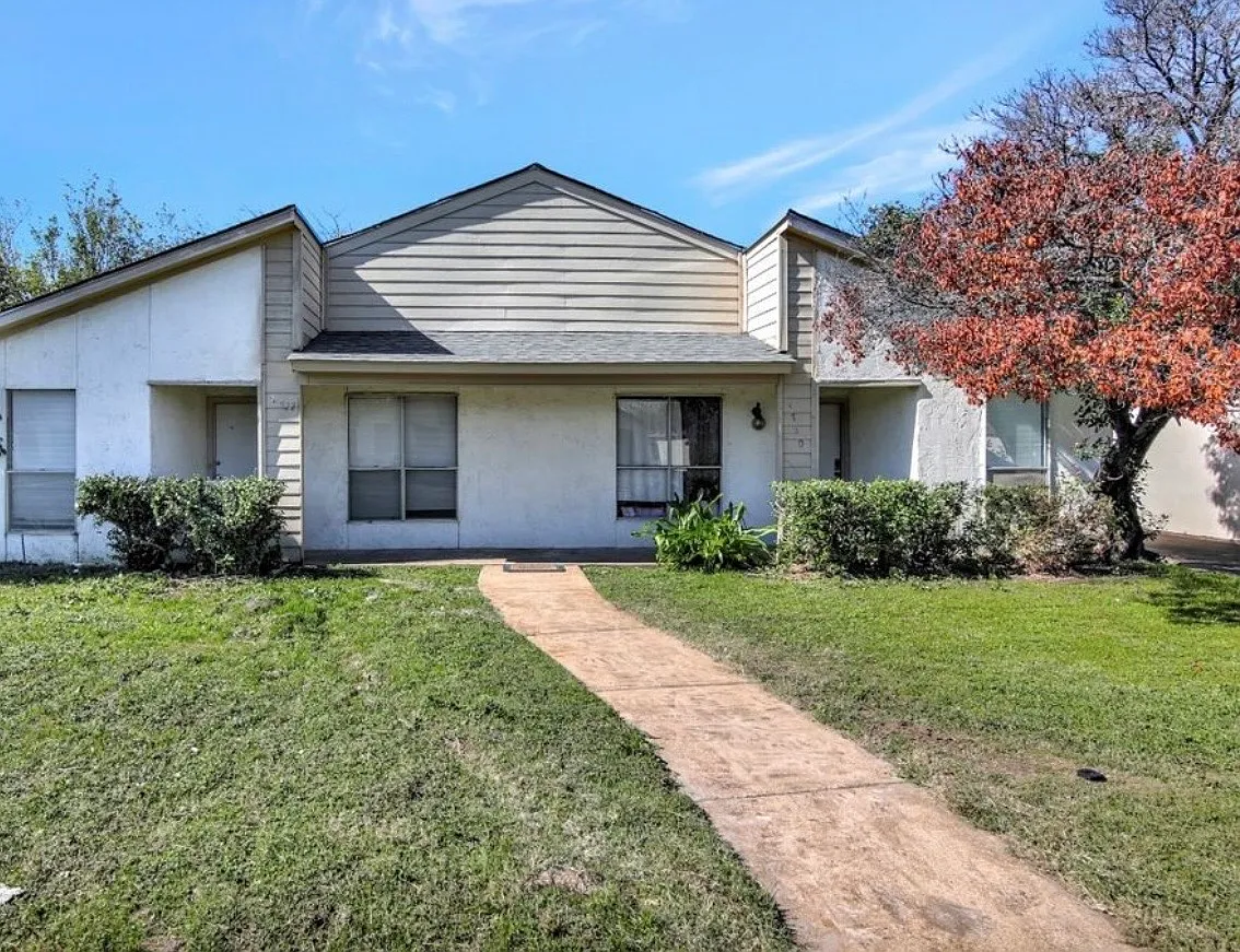 2 bed, 1.5 bath, 1012 sqft, $1,550 — Photo 1