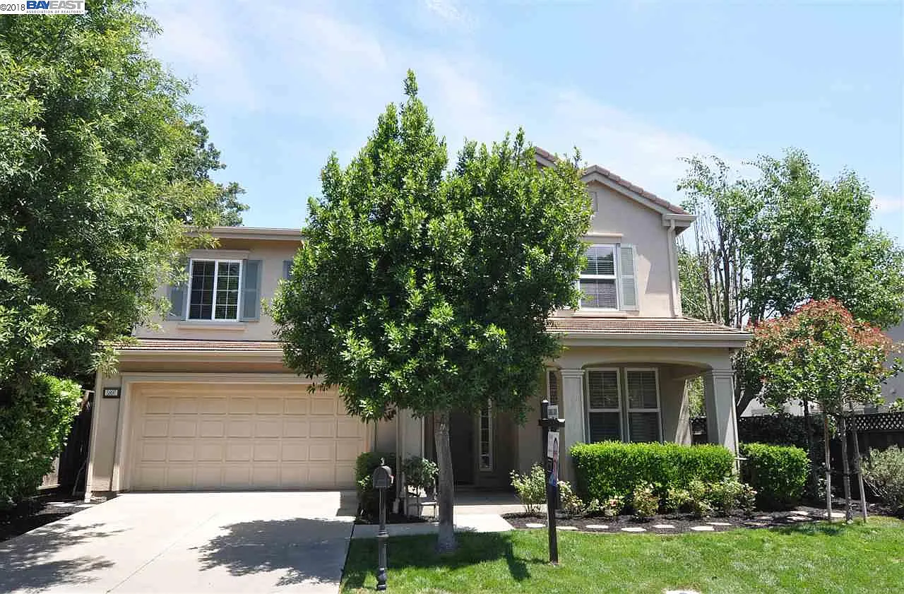 5897 Creekview Dr photo 1