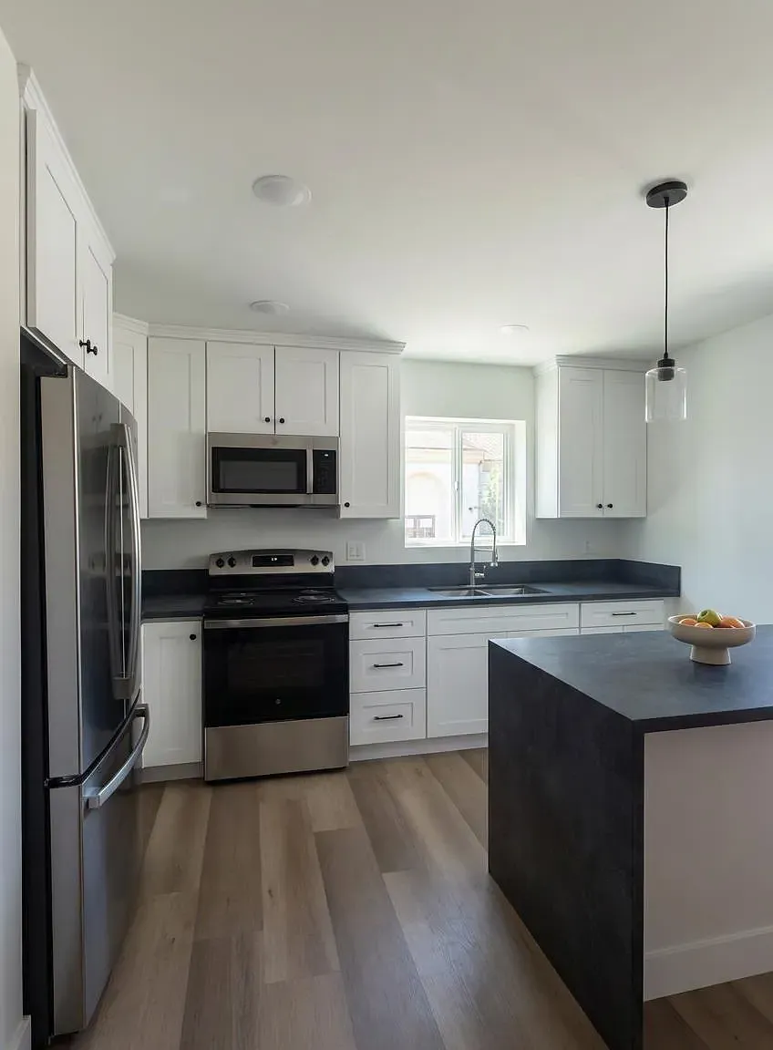 4911 Glen St — Photo 3