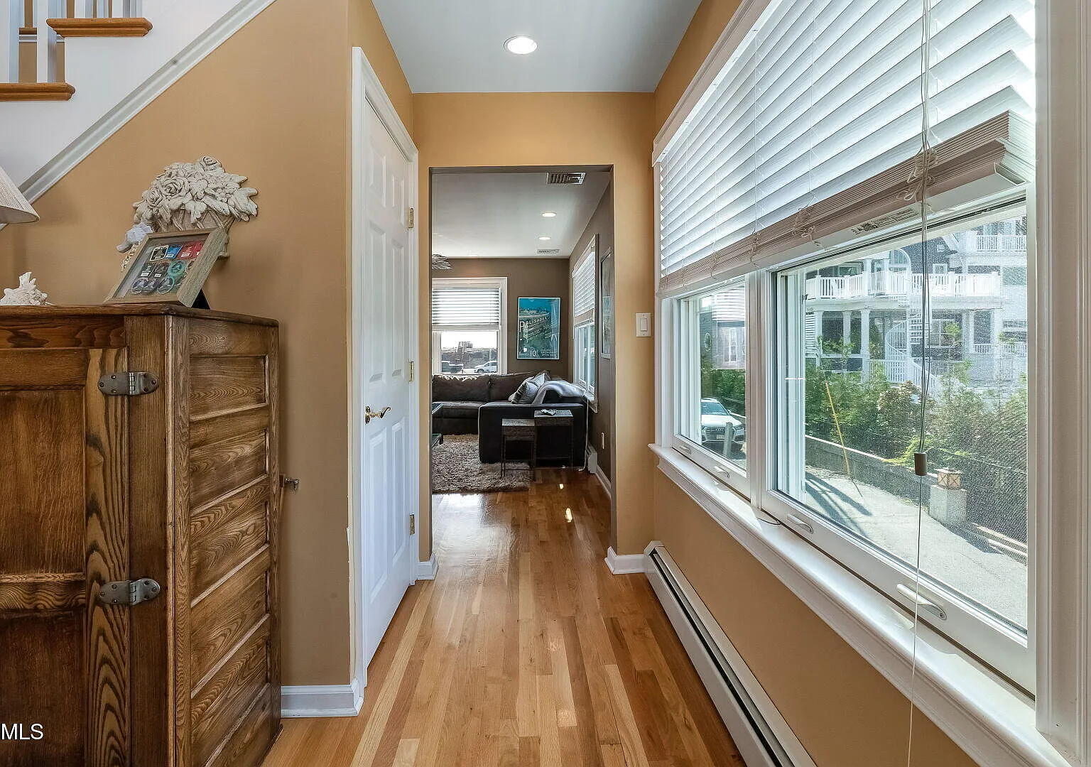 5 bed, 3.5 bath, 2464 sqft, $6,500 — Photo 2