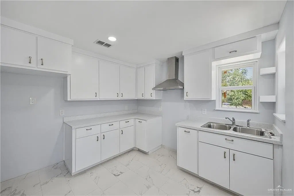4 bed, 3.0 bath, 2570 sqft, $2,000 — Photo 4