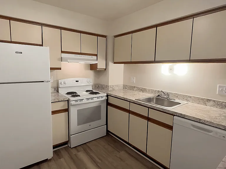 Lakeside Village Apartments — Photo 102