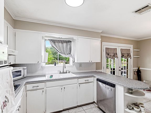 4th image of 405 Shady Oaks Dr