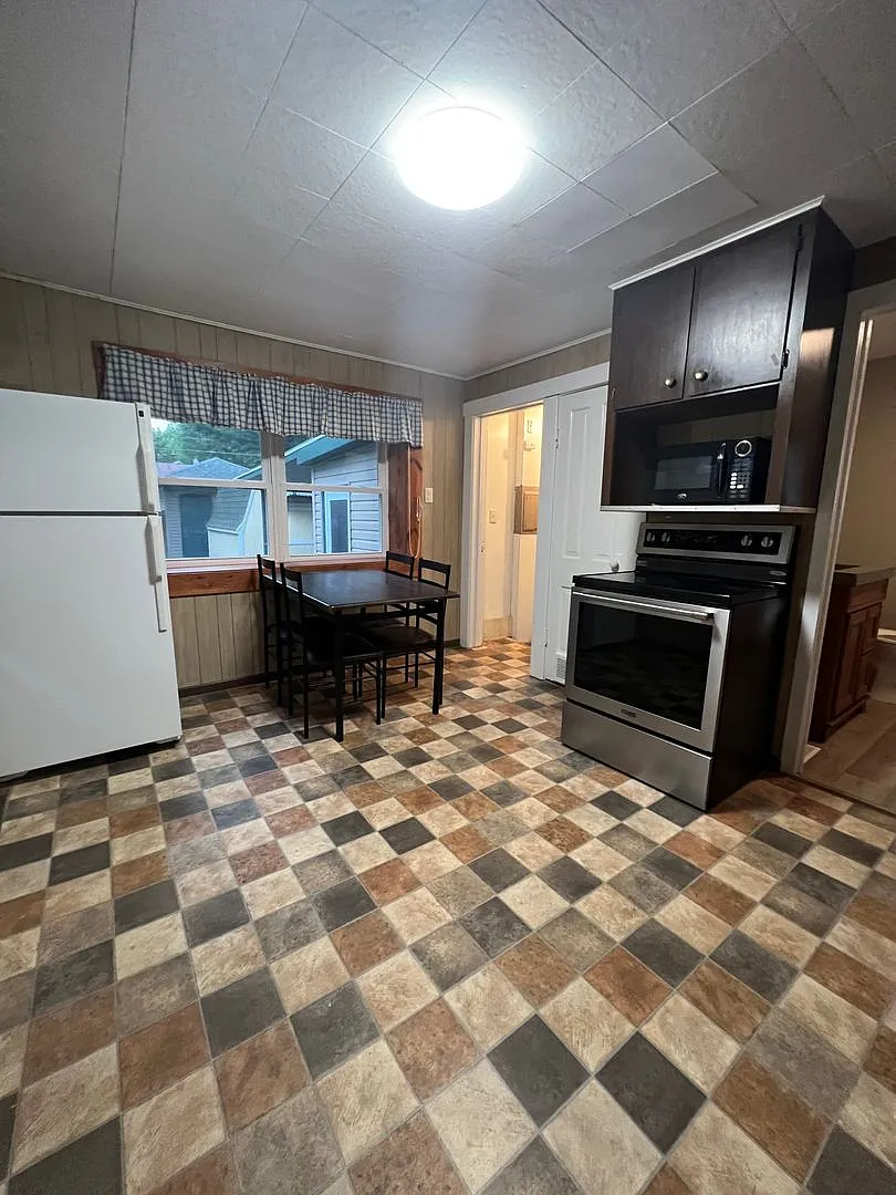 4 Bedroom La Crosse Home with Garage, Fenced Yard & In-Unit Laundry — Photo 2