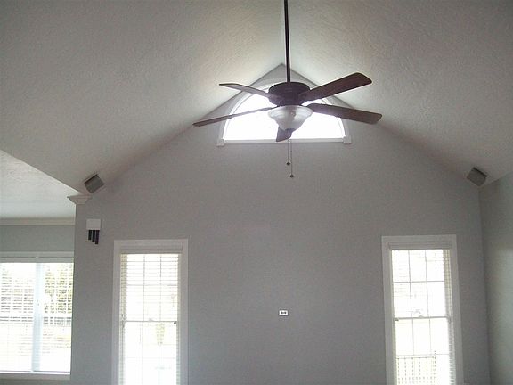 4th image of 74 Terri Aire Dr