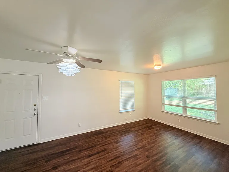 8701 Parkfield Dr — Photo 6