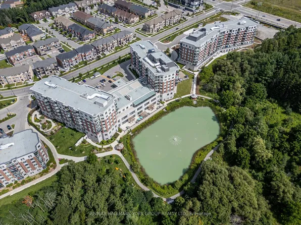 460 William Graham Dr #402, Aurora, ON L4G 1X9
