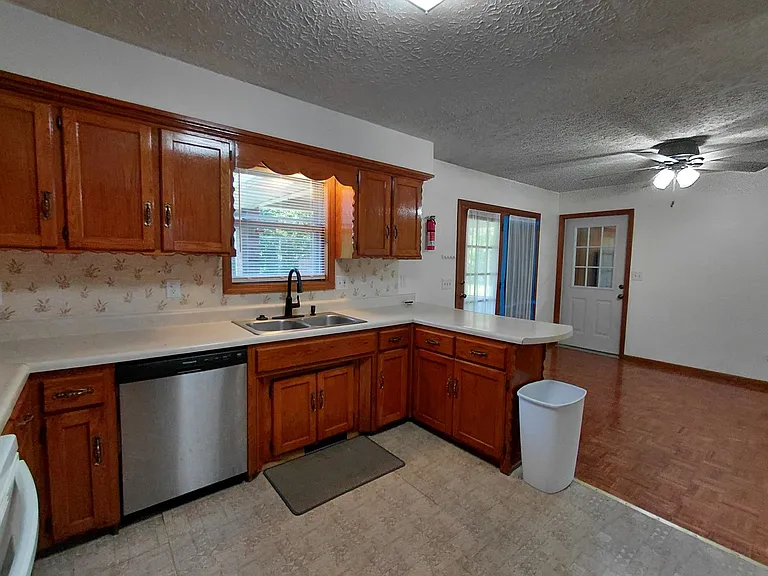 109 Vaughan Ct — Photo 6