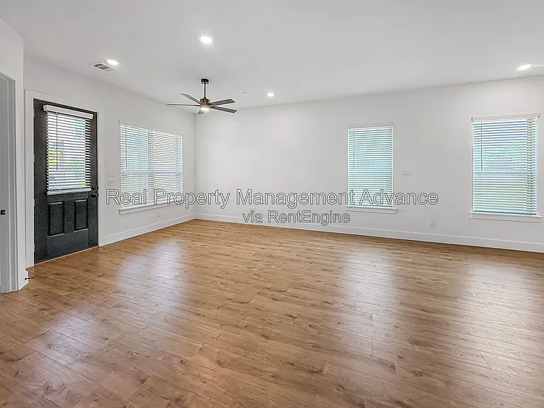 4400 Elm Springs St — Photo 5
