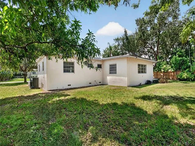 3 bed, 2.0 bath, 1863 sqft, $5,100 — Photo 2