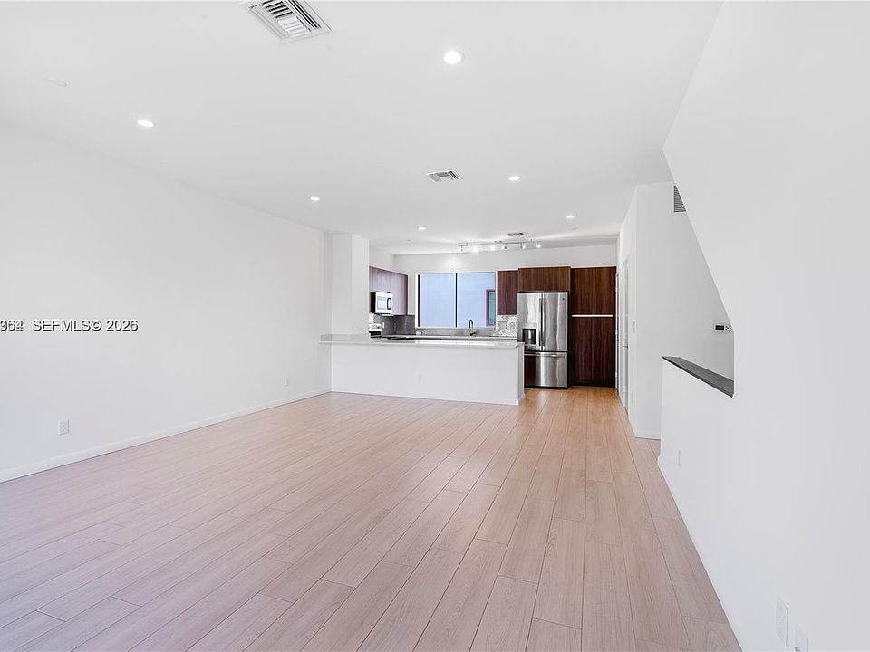 1st image of 113 NE 6th St #2125