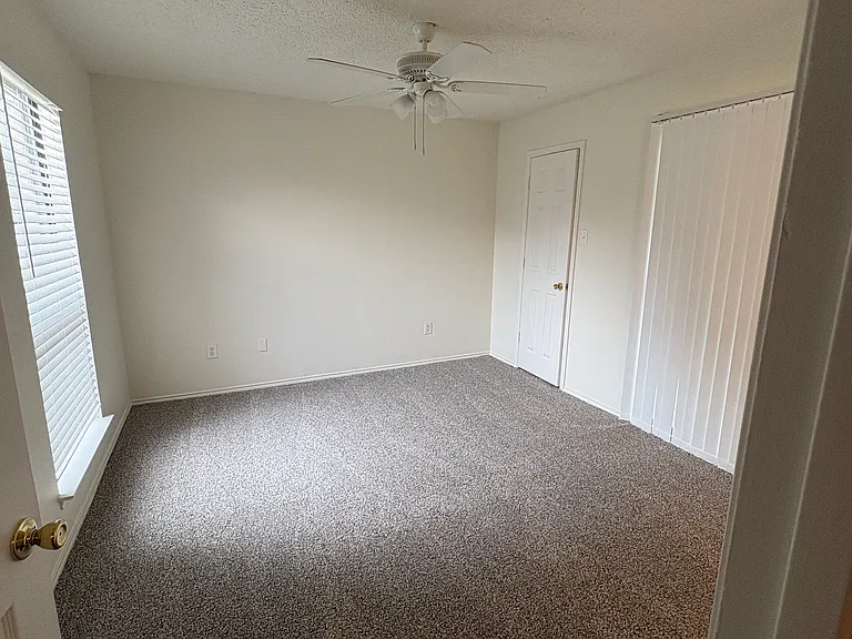 827 W Harwood Rd #E — Photo 18