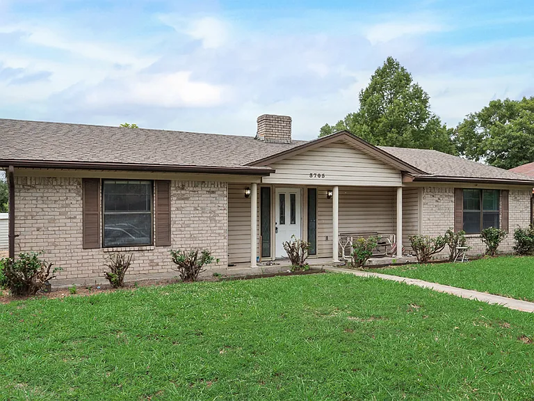 3705 Osage Dr — Photo 2