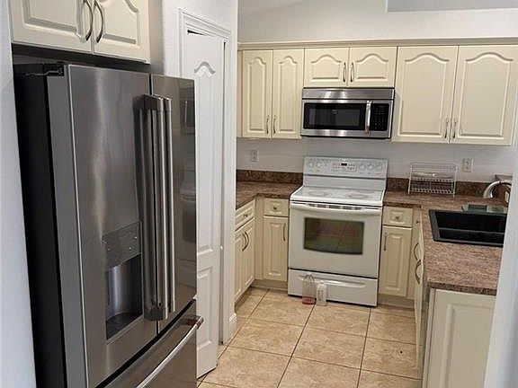 5th image of 4048 33rd AVE NE