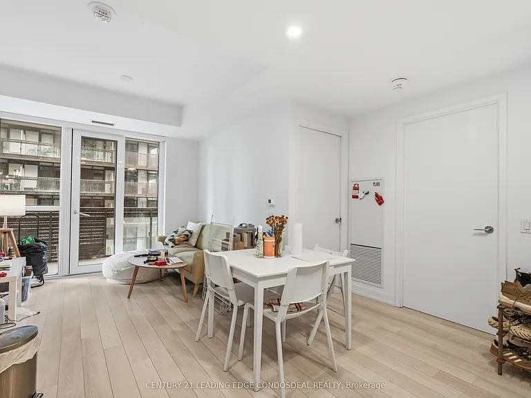 39 Roehampton Ave #807 — Photo 19