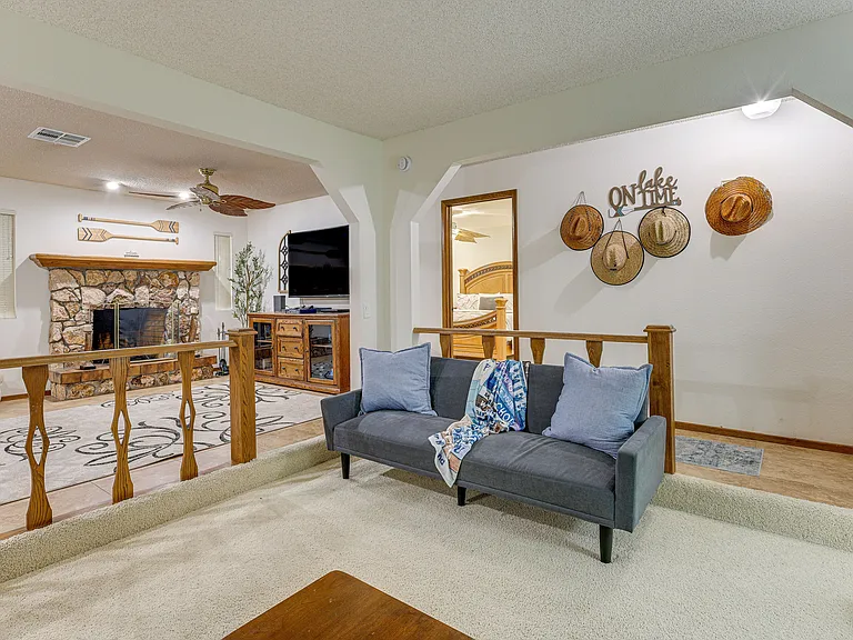 2400 Baron Dr — Photo 16