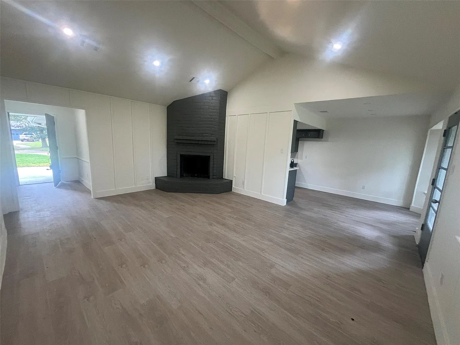 3 bed, 2.0 bath, 1382 sqft, $2,300 — Photo 3
