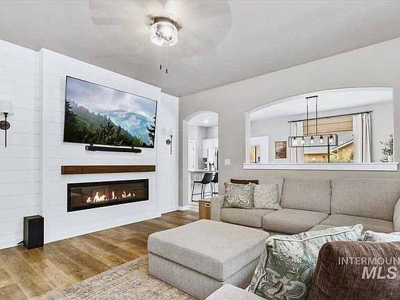 3rd image of 6247 N Spurwing Way
