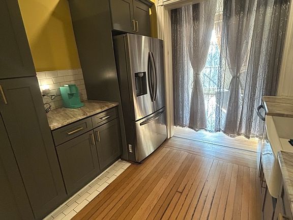 5th image of 39 S Lake Ave APT 2