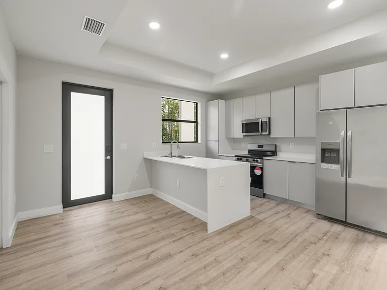 3302 56th St W — Photo 2