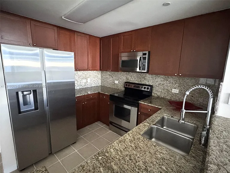 19501 W Country Club Dr #Penthouse 06 — Photo 4