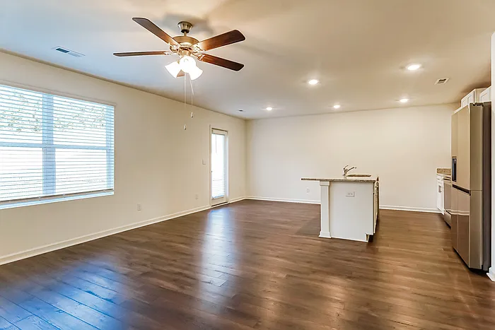 3 bed, 2.0 bath, 1306 sqft, $1,895 — Photo 4