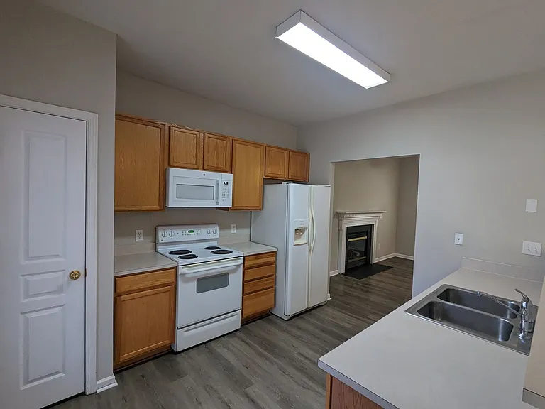 11204 Heritage Green Dr — Photo 6