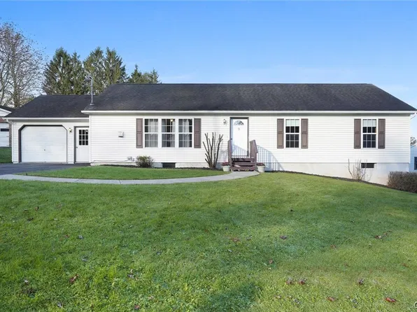 9 Westwood Dr, Auburn, NY 13021