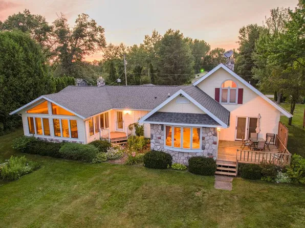 W4883 Birchwood Dr, Shawano, WI 54166