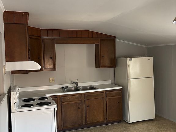 3rd image of 23 Railroad Ave