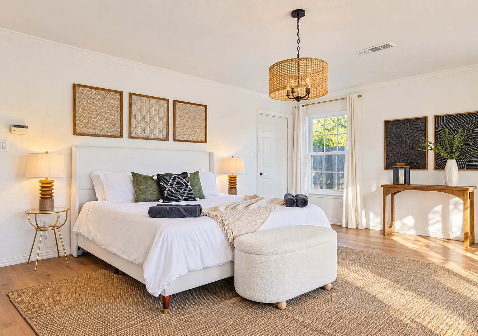 Spacious Event-Friendly 6BR 3BA Villa w/ Hot Tub — Photo 2