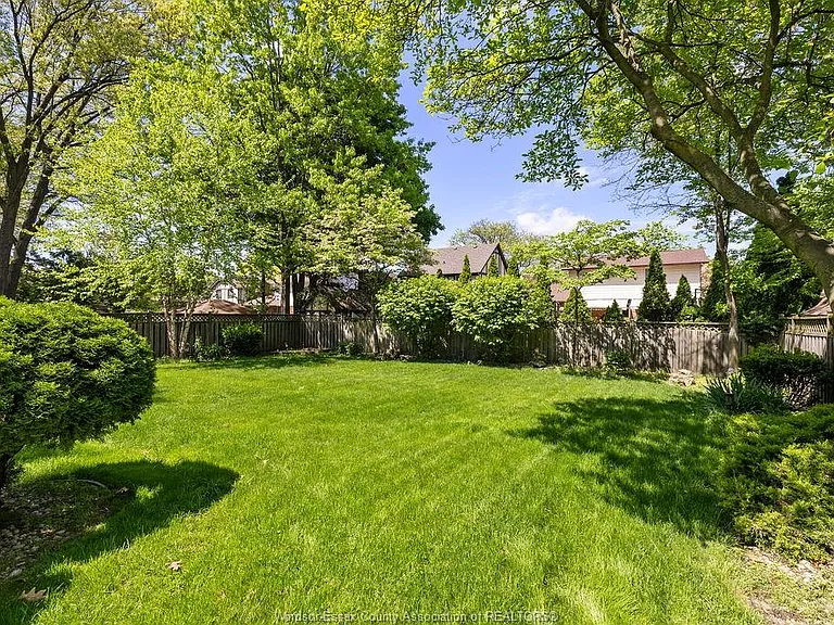 534 Michael Cres — Photo 46
