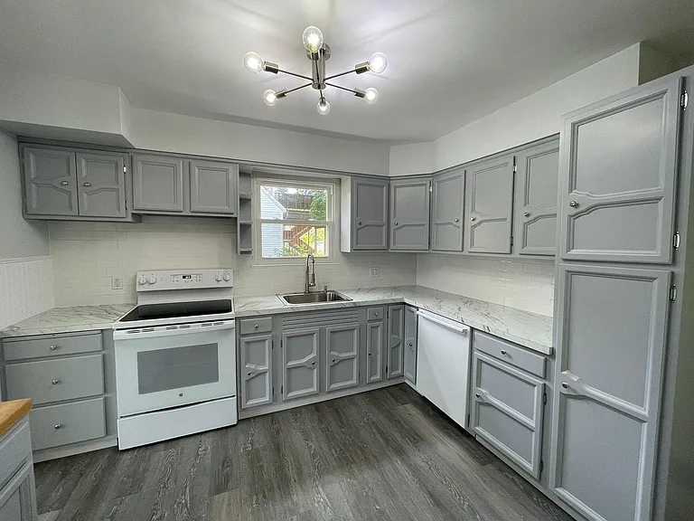 1914 S Wood St — Photo 7