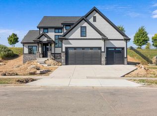 1025 Brynhill Dr, Oregon, WI 53575