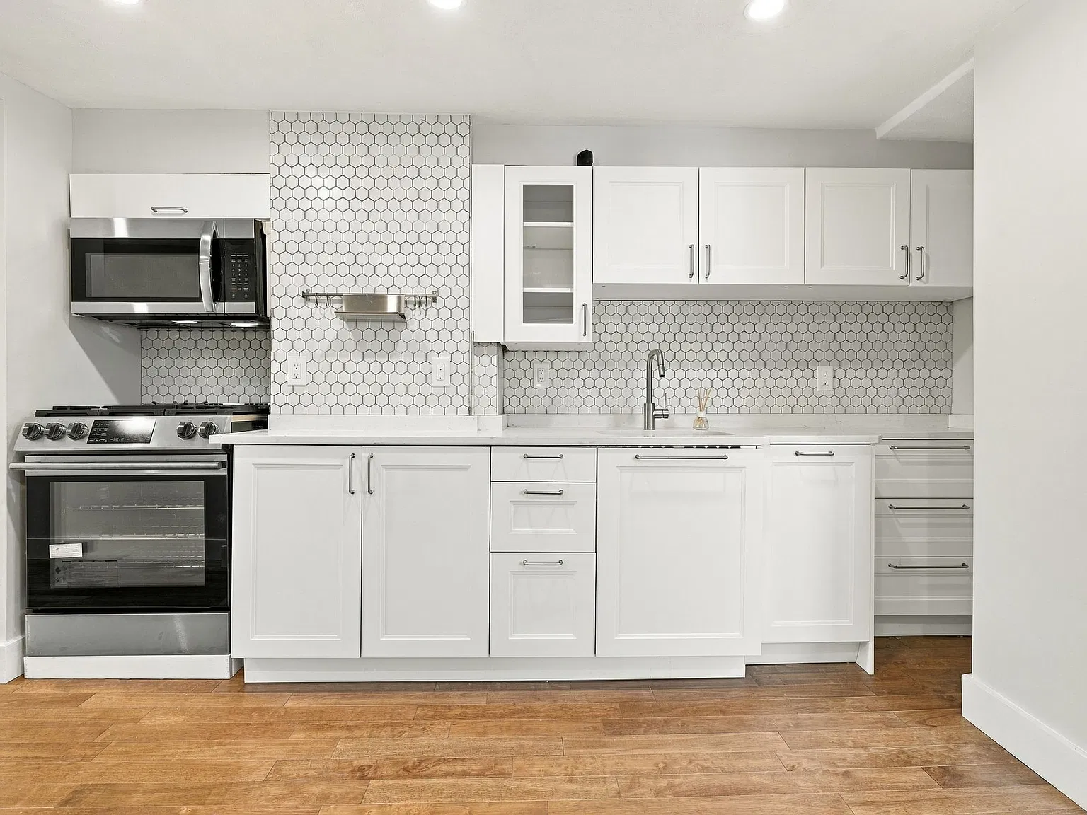 1 bed, 1.0 bath, $2,700 — Photo 2