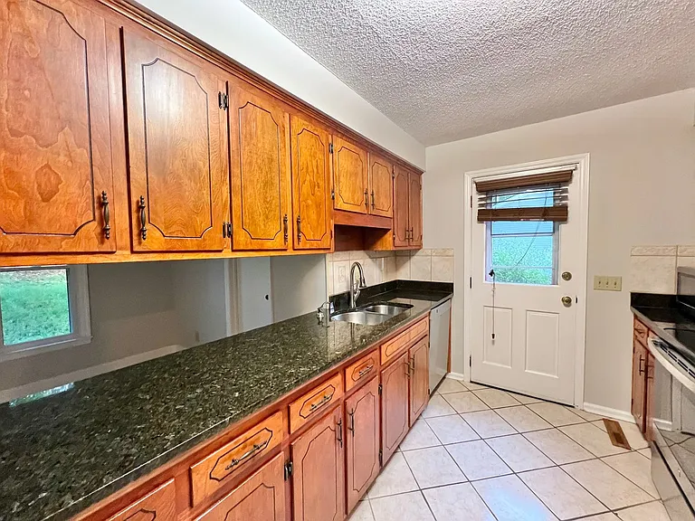 7504 Post Oak Rd — Photo 8