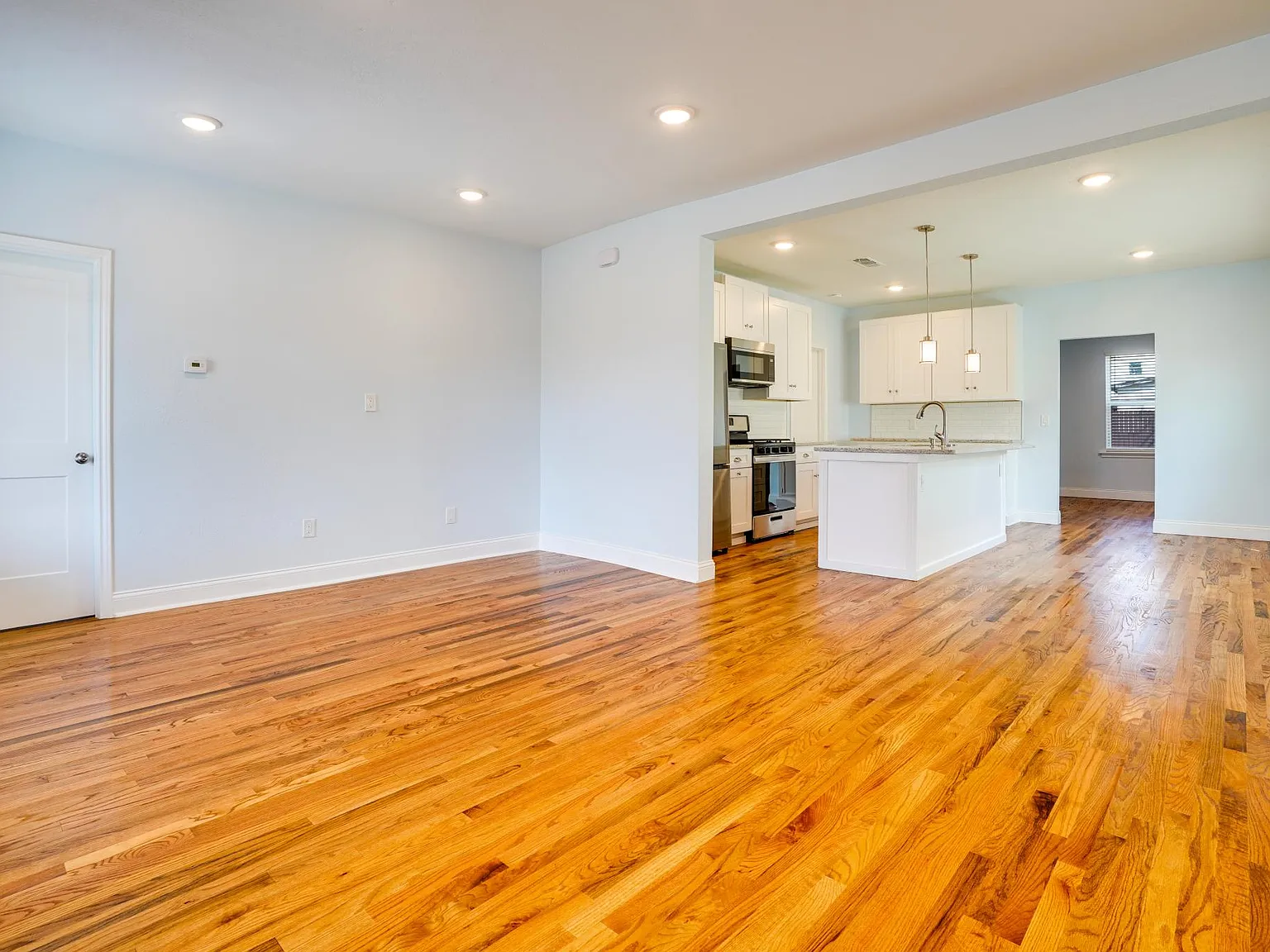 3 bed, 1120 sqft, $2,300 — Photo 3